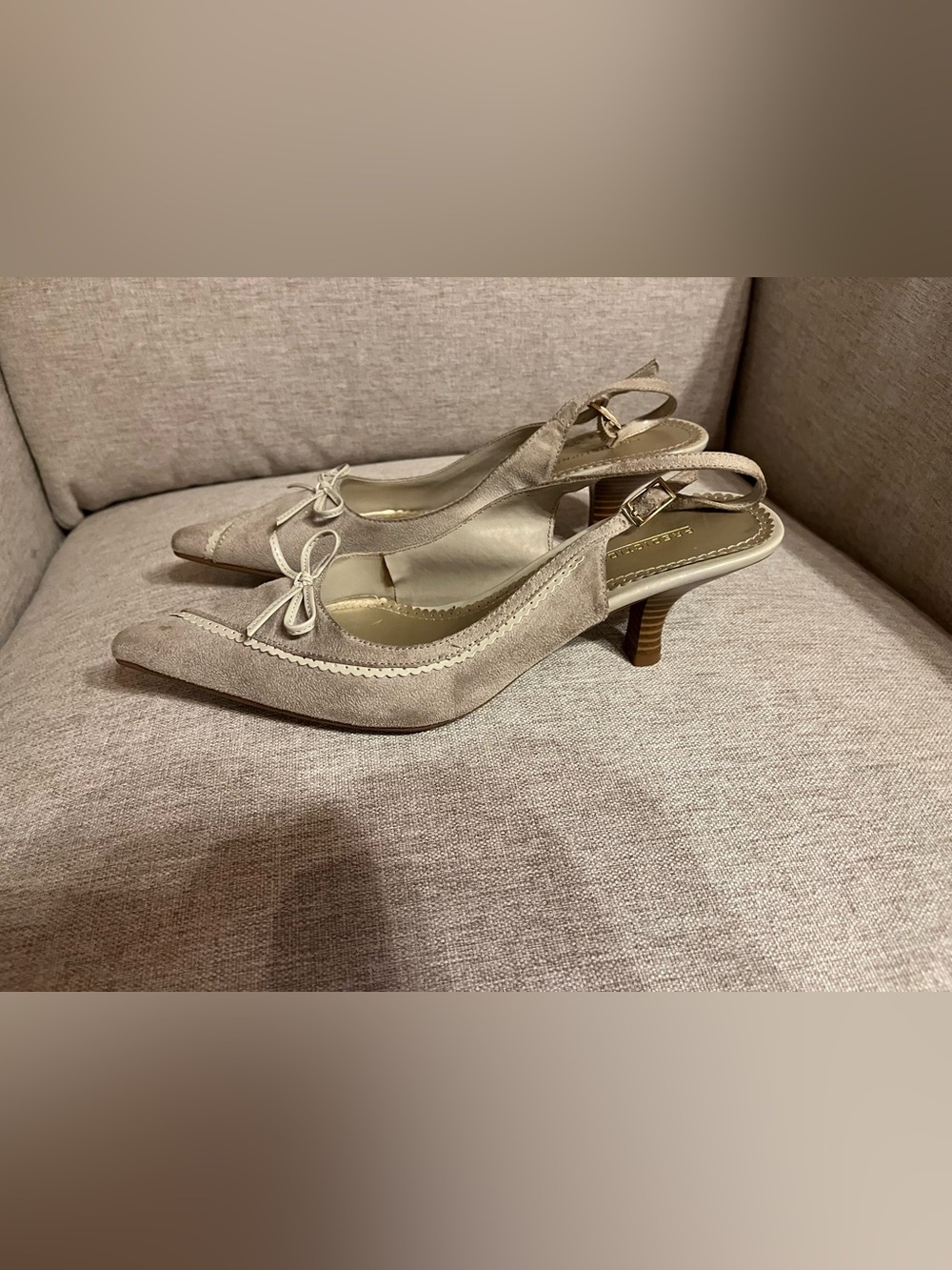 Vintage suede kitten heels with scalloped edge & bow detail - Picture 6 of 6